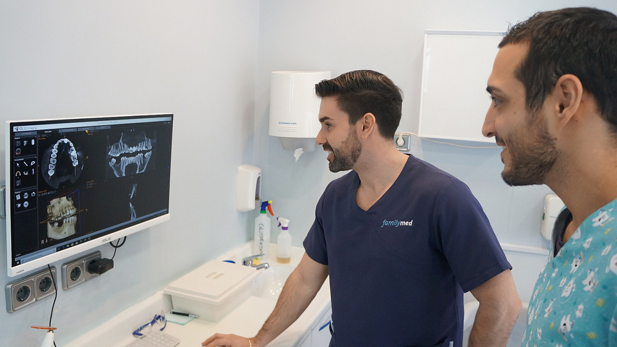 El equipo de FamilyMed revisando un escáner dental 3D